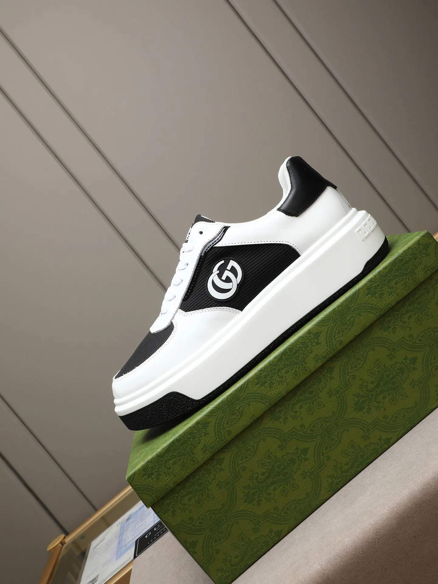 Men's shoes 💰480 New men's shoes GUCCI Fashion trend Made of first-layer calfskin ➕ washed sheep lining! The foot feels super comfortable and the workmanship is impeccable. Foam ultra-light outsole, size: 38-44 (45 customized) 3 colors to choose from!